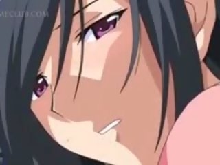 Kaakit-akit anime beyb pagkuha pamamasa puke hadhad mula kanya likod